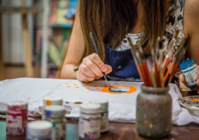 Розписи на футболках та сумках